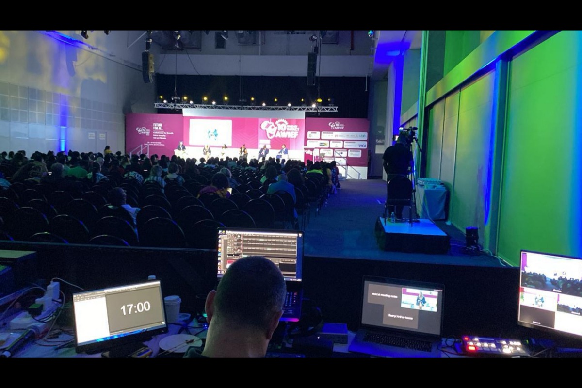 Live content control and screen playback at corporate conference