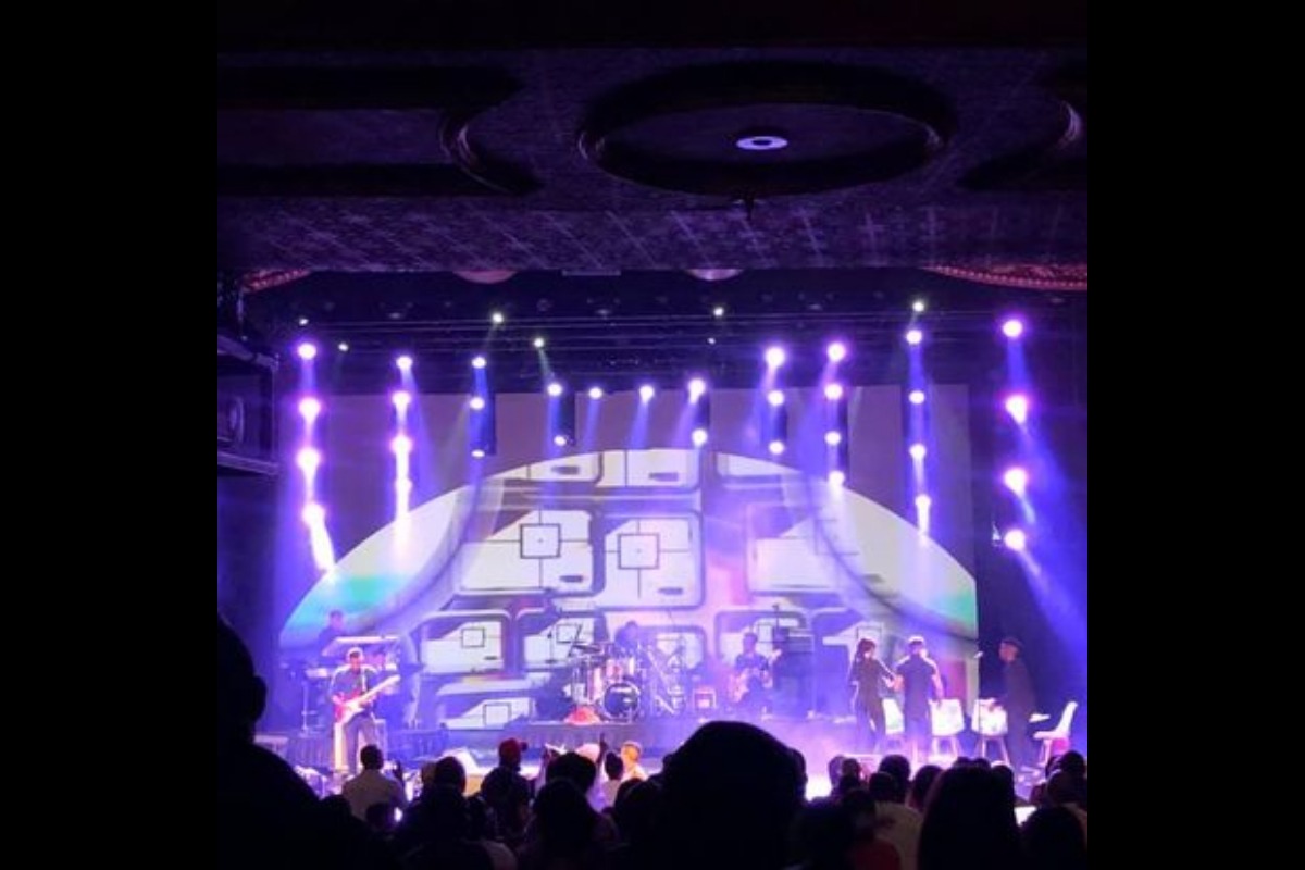 Live show with full LED backdrop and dynamic stage visuals – corporate entertainment